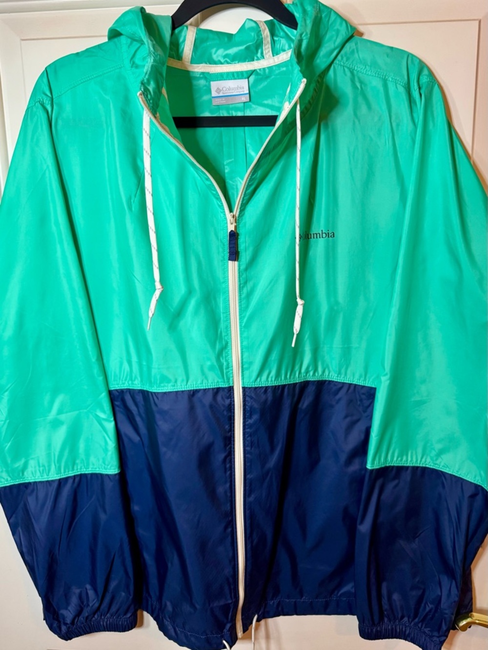 Columbia Woman’s Green & Navy Colorblock Hooded Windbreaker Size - XL